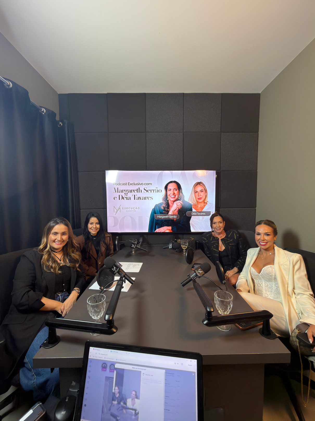 Equipe da Execução Marketing em reunião estratégica